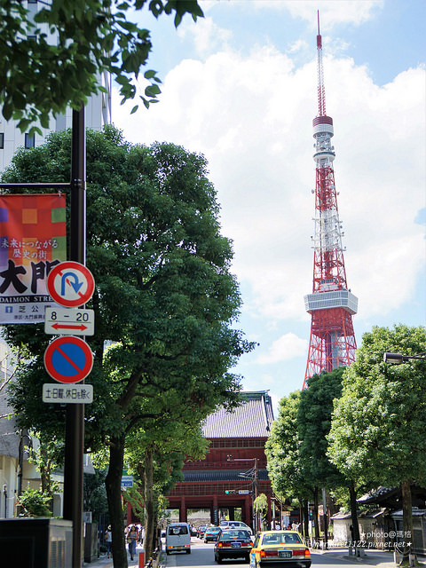 東京芝公園。增上寺｜600年古寺與東京鐵塔同框。紅帽圍兜可愛小菩薩