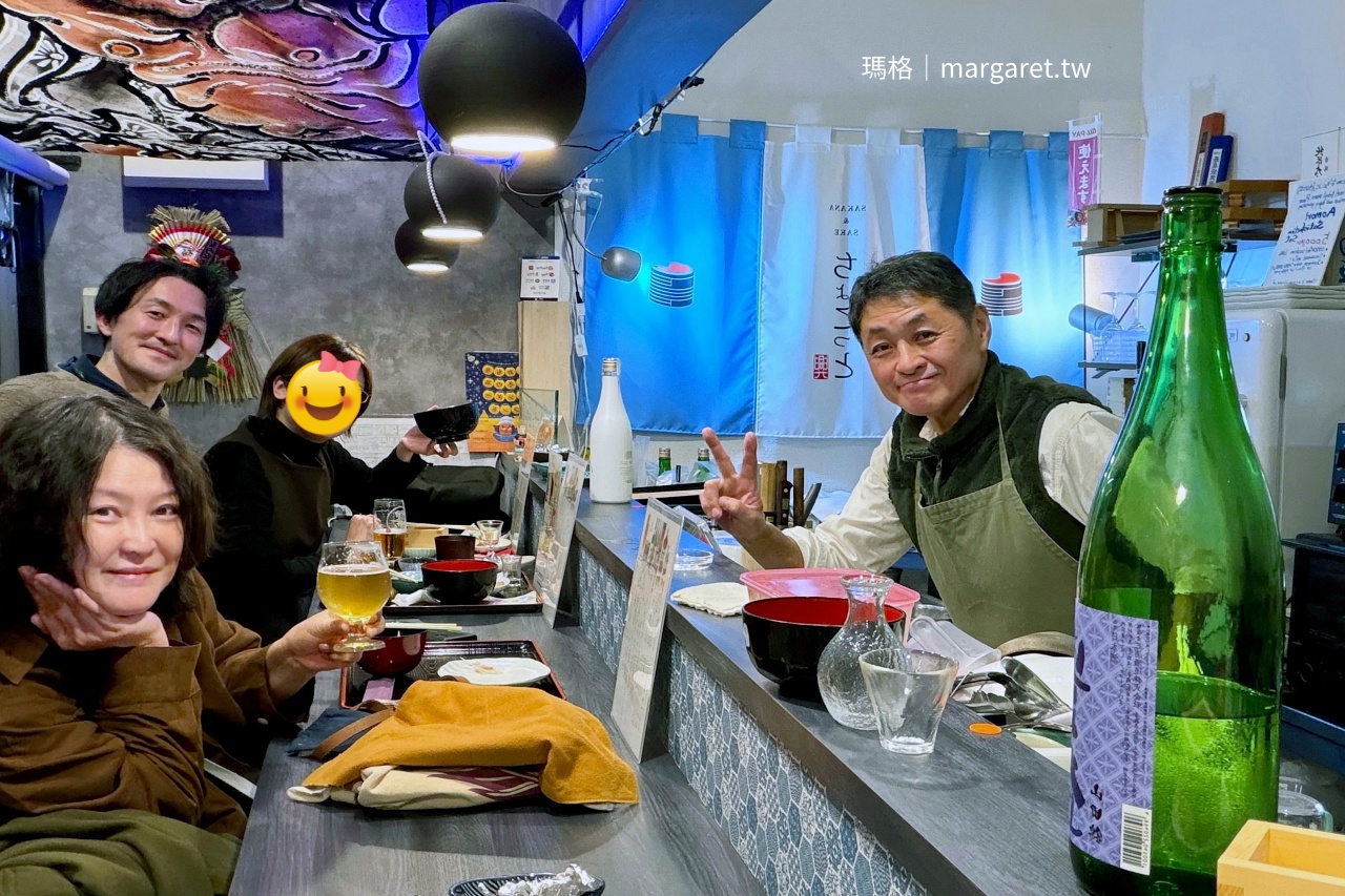 青森魚酒小館木村主廚與客人的溫馨互動。