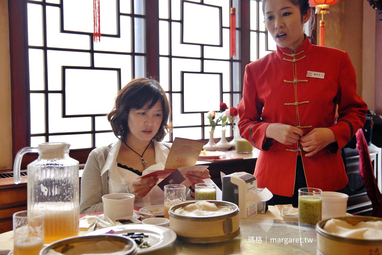 全聚德王府井點餐，服務人員桌邊解說餐廳歷史。