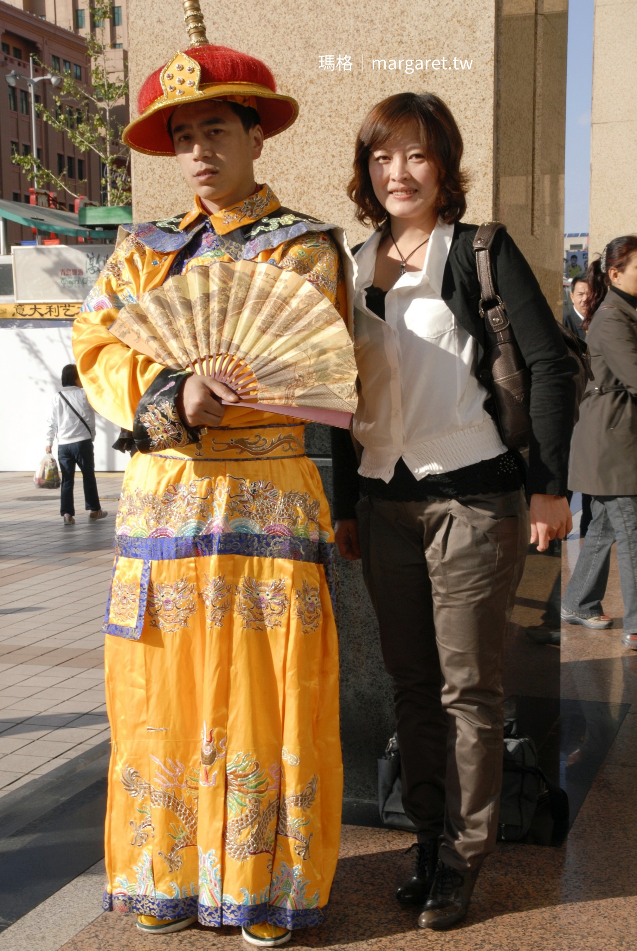 北京王府井百貨門口古裝皇帝皇后，瑪格旅途趣拍。