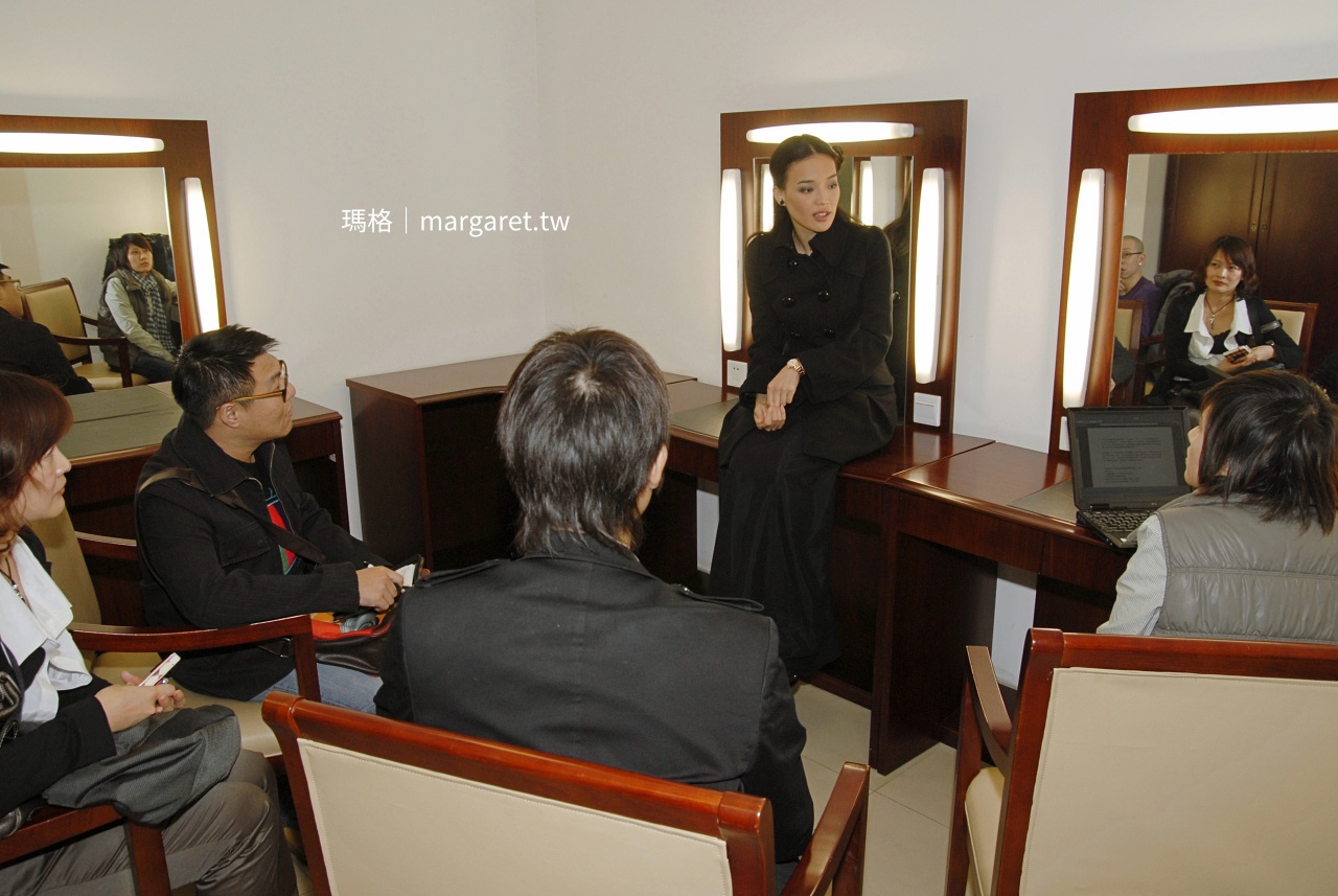 舒淇接受台灣媒體專訪，化妝間親切閒聊側拍。