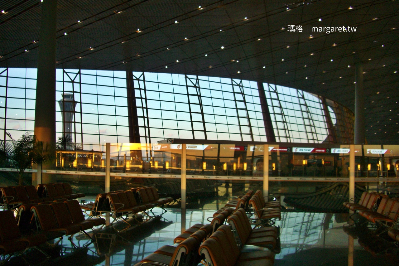 北京首都國際機場入境大廳，夕陽餘暉下美麗景象。