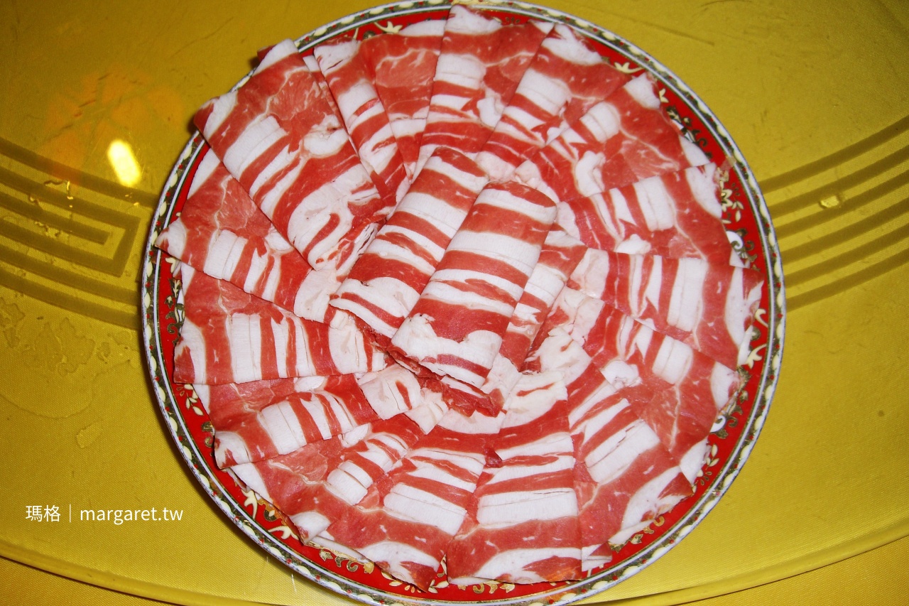 滿福樓新鮮羊肉片特寫，油花分布均勻色澤鮮美。