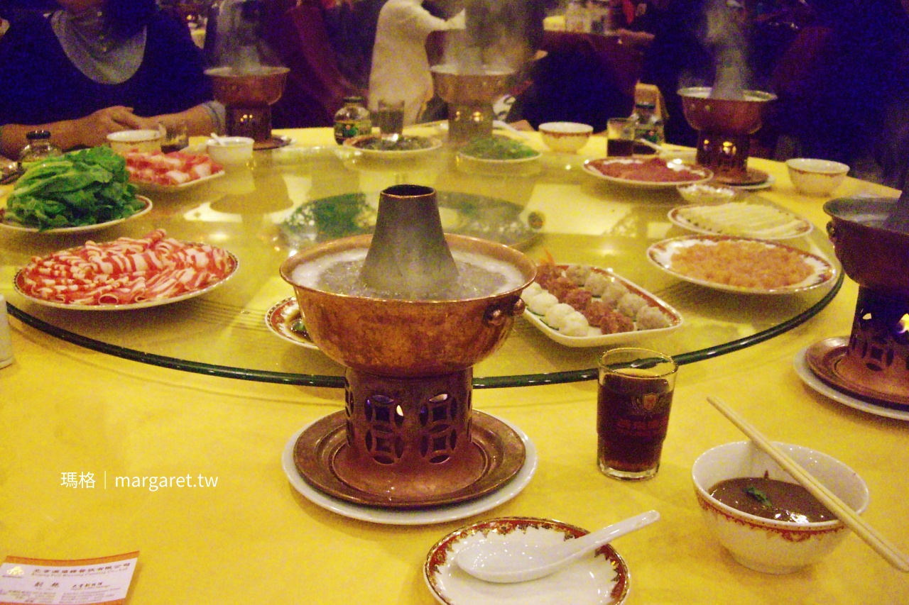 滿福樓涮羊肉各式食材一字排開。