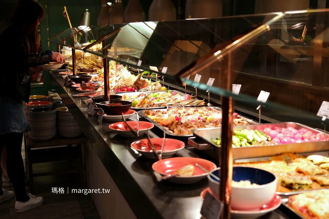 自助山現點現煮生猛海鮮吃到飽。澳門最大規模百匯餐廳｜18區主題美食。600道多國佳餚