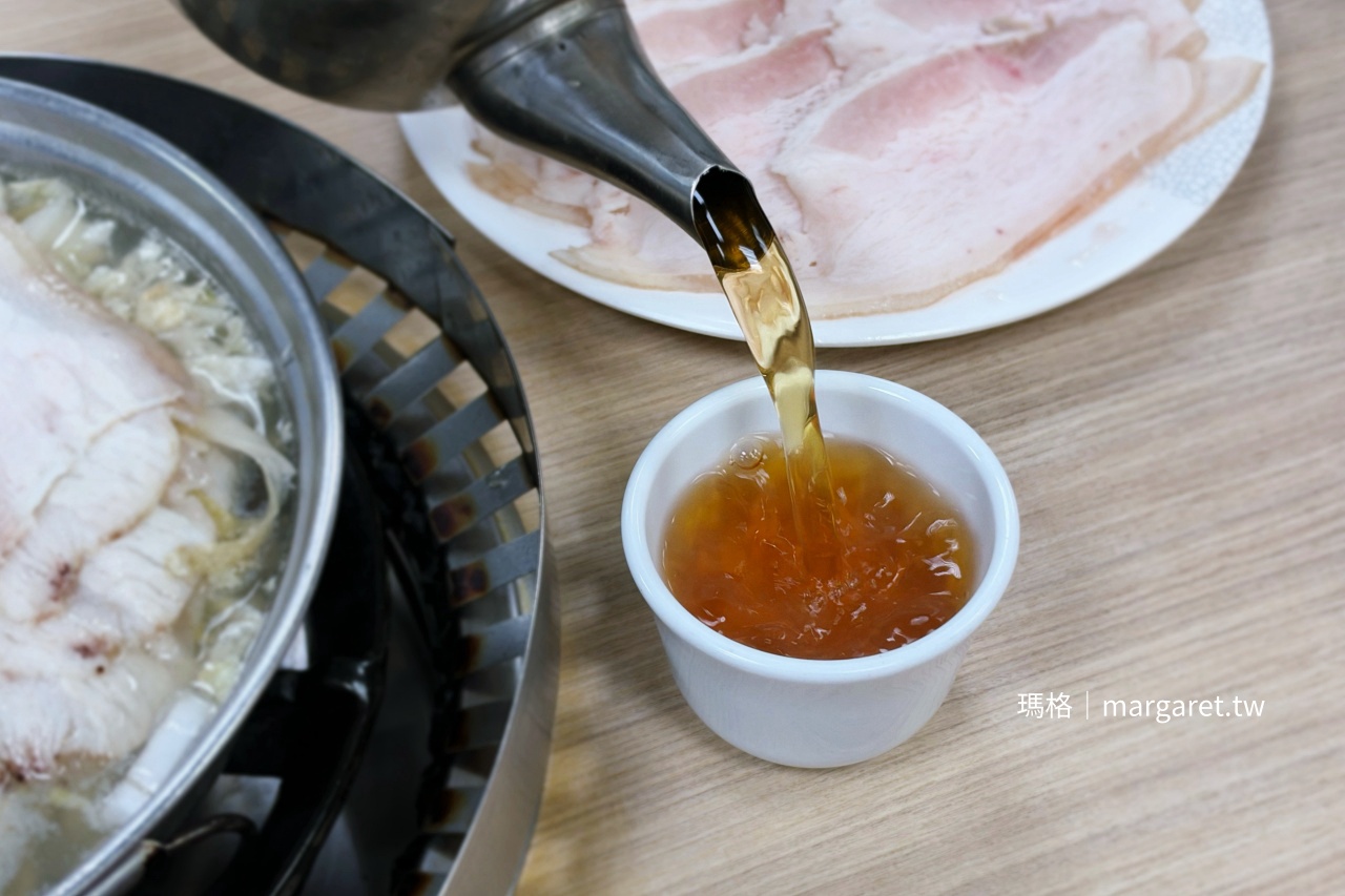 長白小館 用餐區 免費熱茶與茶壺