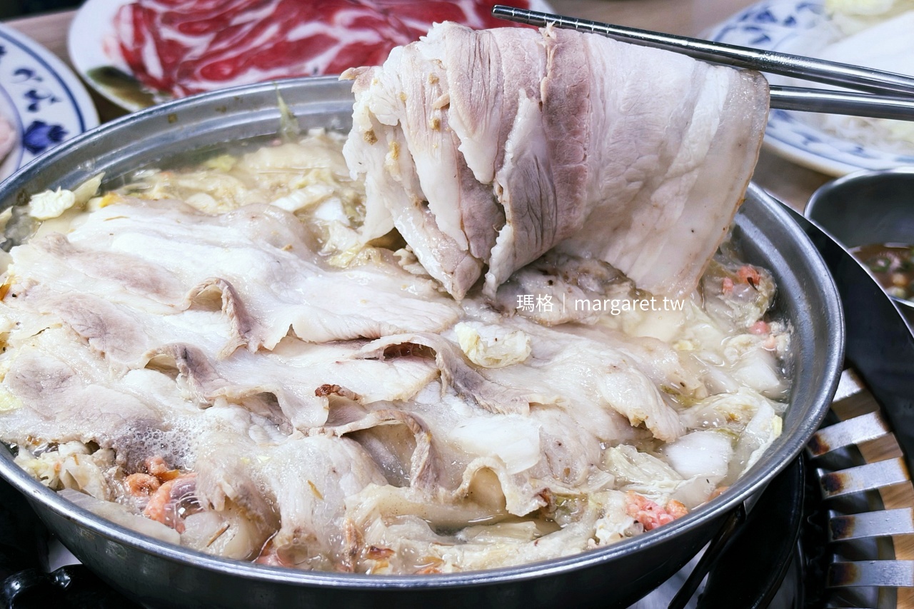 長白小館 酸菜白肉鍋 鍋底可見螃蟹香菇與乾蝦米