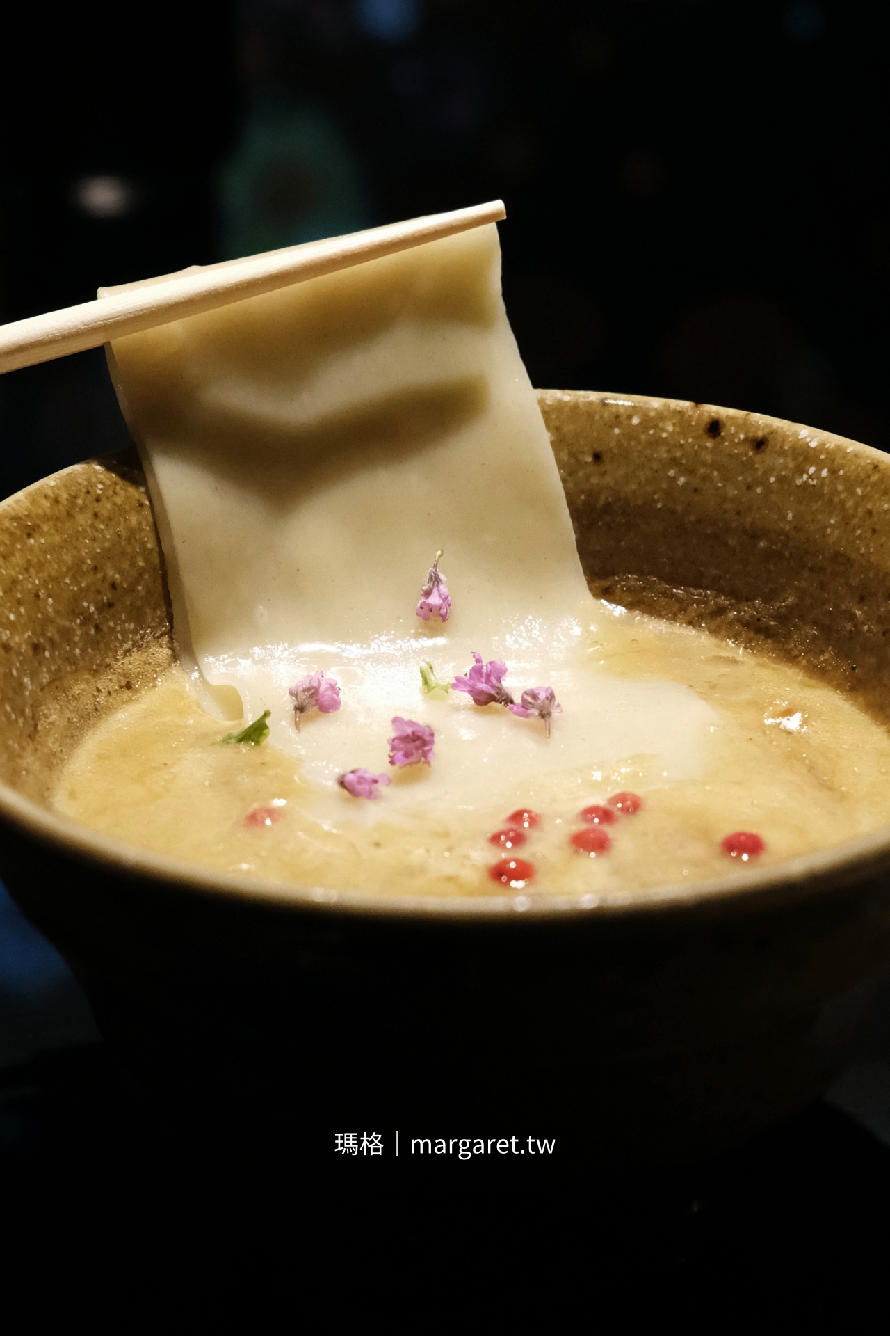 棣鄂製麵所製作的寬版手打麵條，Q彈有嚼勁的腰帶麵。