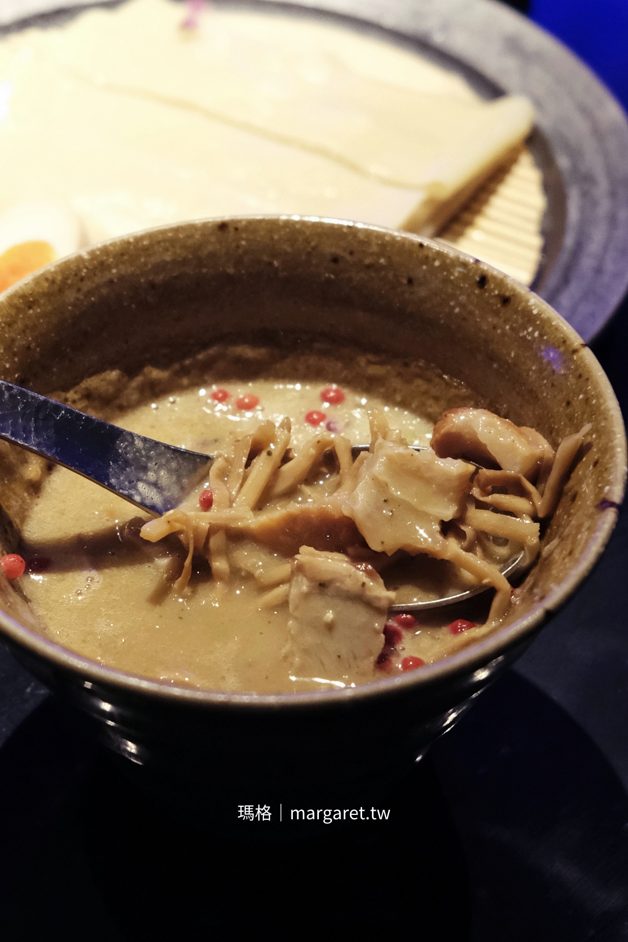 Next Shikaku牡蠣豚骨沾汁，濃縮牡蠣搭配豚骨湯底，碗底還有筍絲、肉塊。