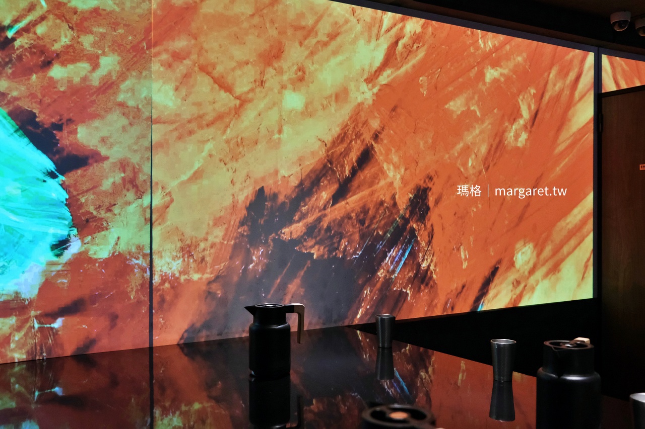 Next Shikaku店內投影映射數位光雕牆面，打造沉浸式用餐氛圍。