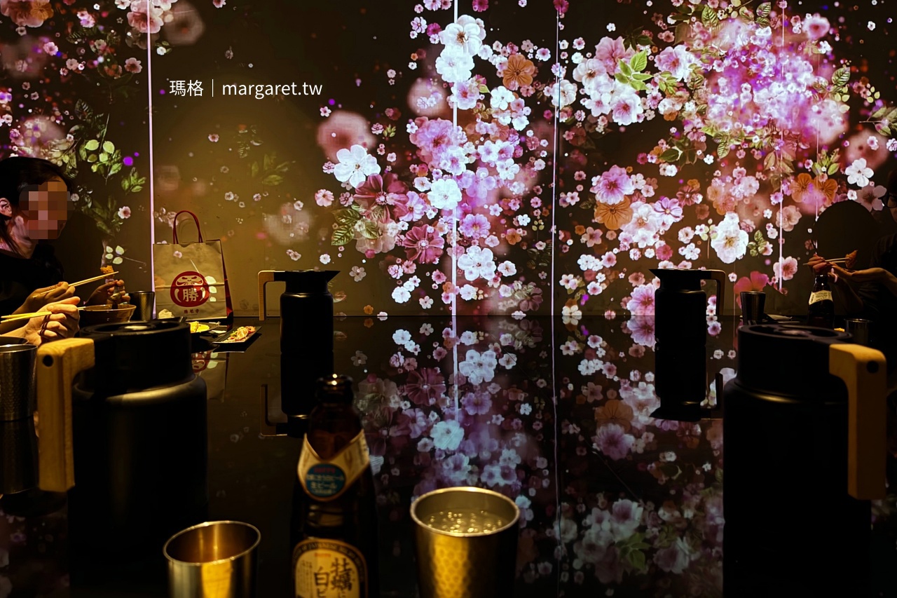 Next Shikaku室內用餐空間，投影光雕營造時尚酒吧氛圍的拉麵店。