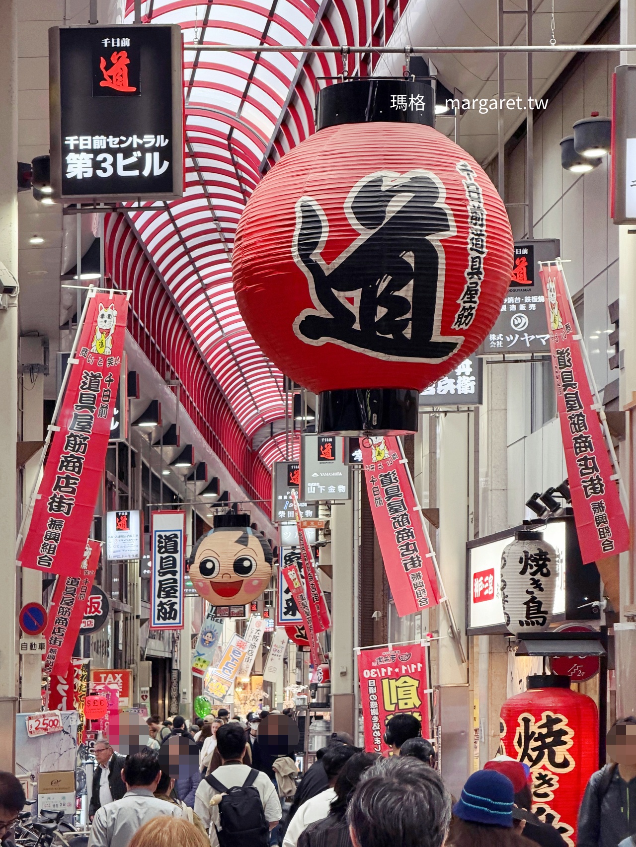 千日前道具屋筋商店街，全長150公尺的料理道具專賣街。