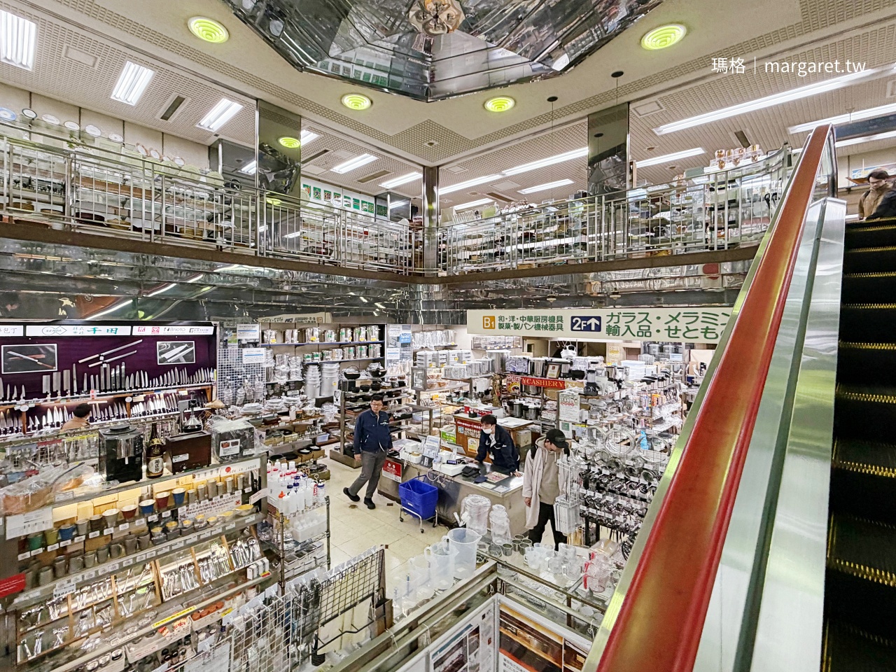 千日前道具屋筋商店街，大型餐飲道具店，品項琳瑯滿目。