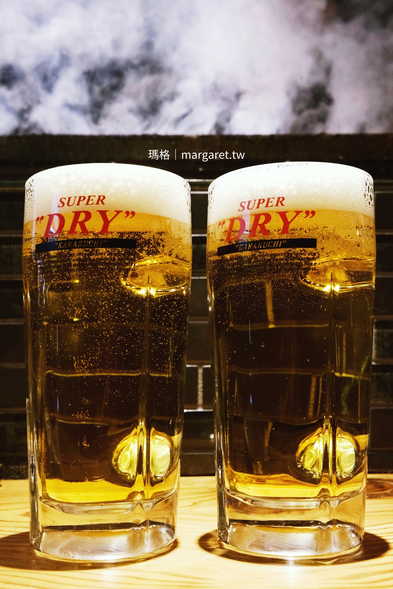 燒鳥炭壹2號店入座開喝，兩杯冰涼生啤酒敲杯互敬，開啟愉快的夜晚。