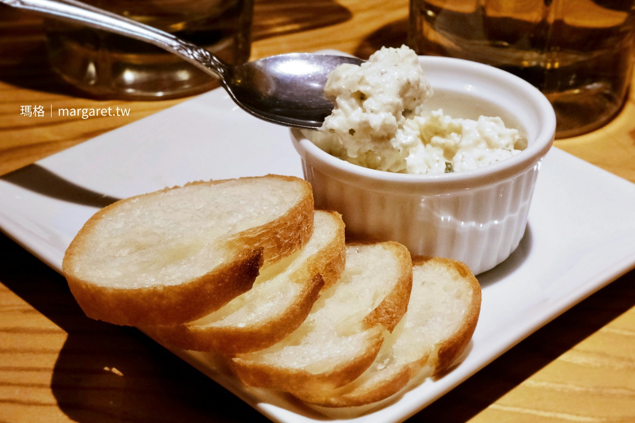 燒鳥炭壹2號店入座小菜：雞里肌佐塔塔醬搭配法國麵包，份量誠意十足。