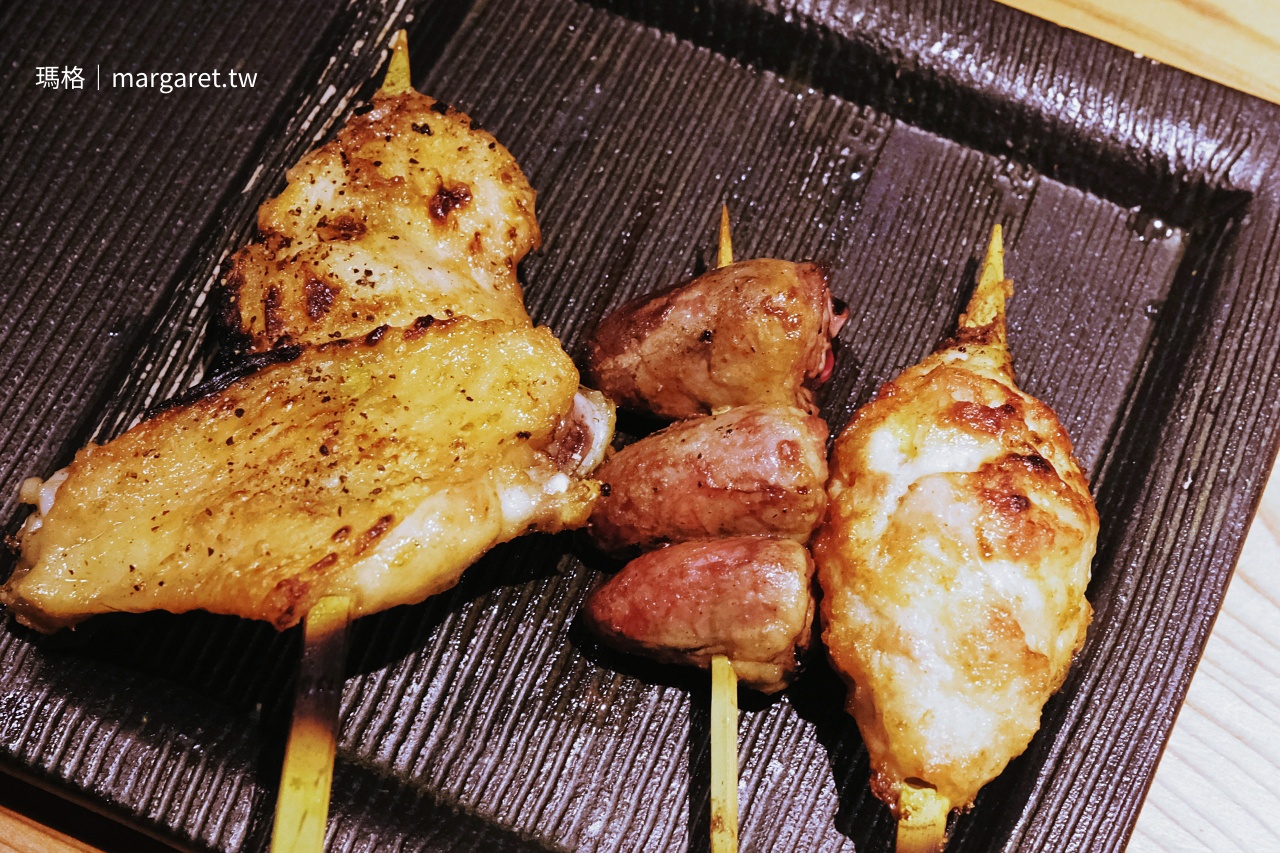 燒鳥炭壹2號店炭烤串燒拼盤：雞皮、雞心、雞肉丸等多種口味，火候精準。