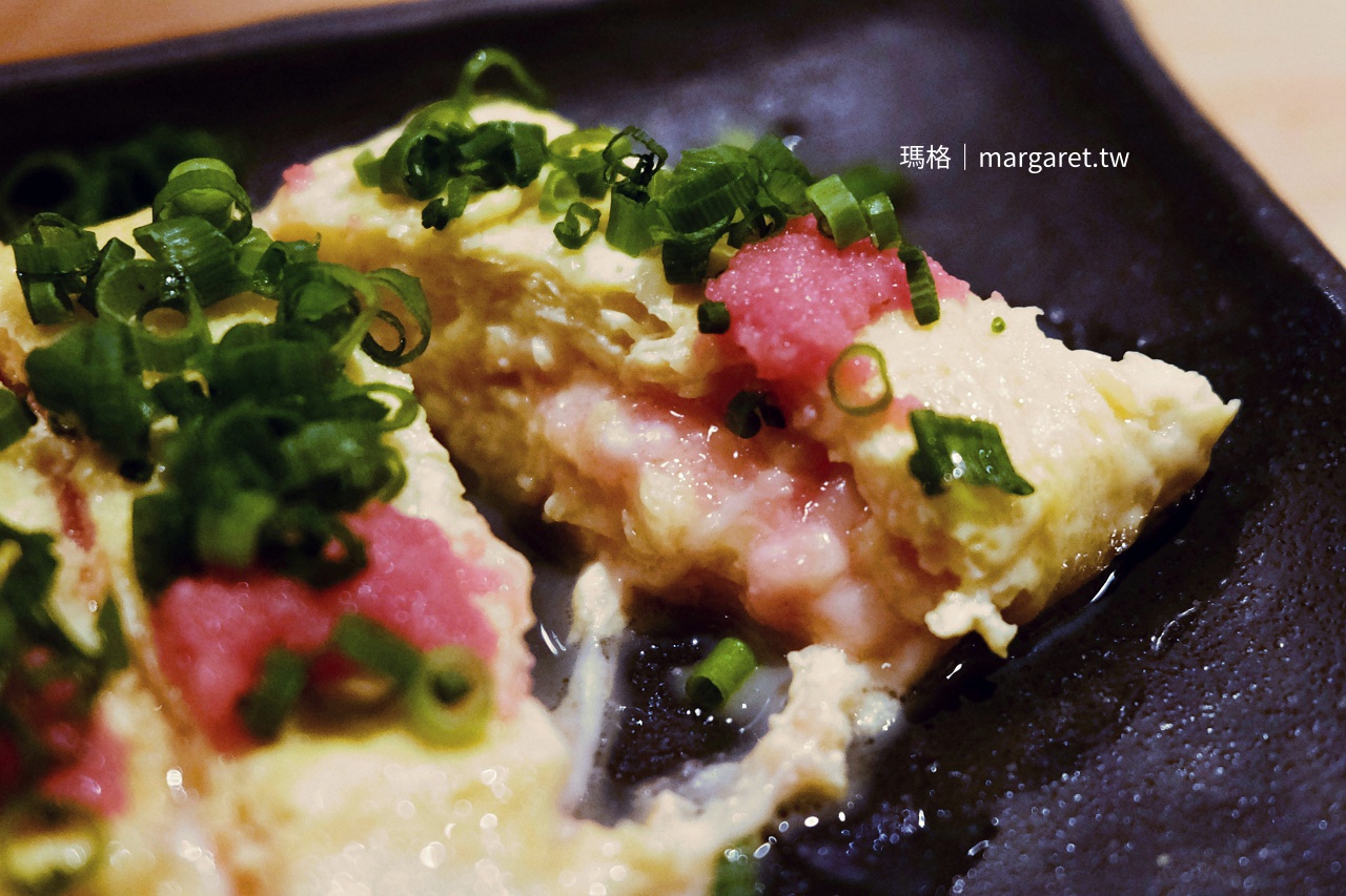 燒鳥炭壹2號店明太子玉子燒切面特寫，口感柔軟細緻回味無窮。