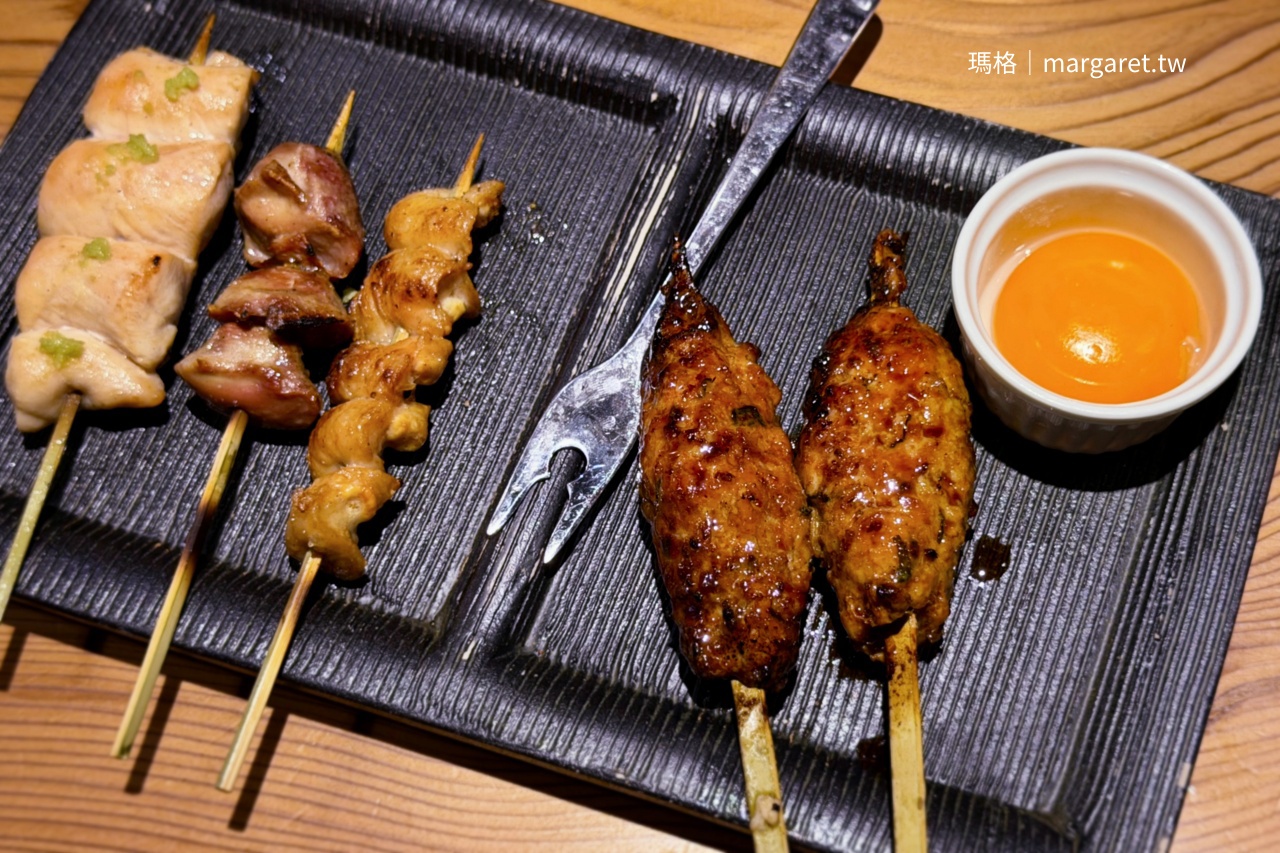 燒鳥炭壹2號店醬燒雞肉丸，附生雞蛋黃可打散作沾汁，壽喜燒風格吃法令人驚喜。