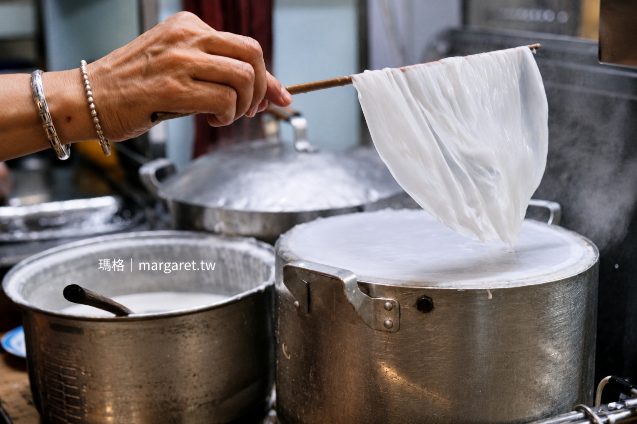 河內還劍湖附近 Tuệ An 現做蒸米皮捲 Bánh Cuốn Nóng，店家以竹籤挑起薄透米皮