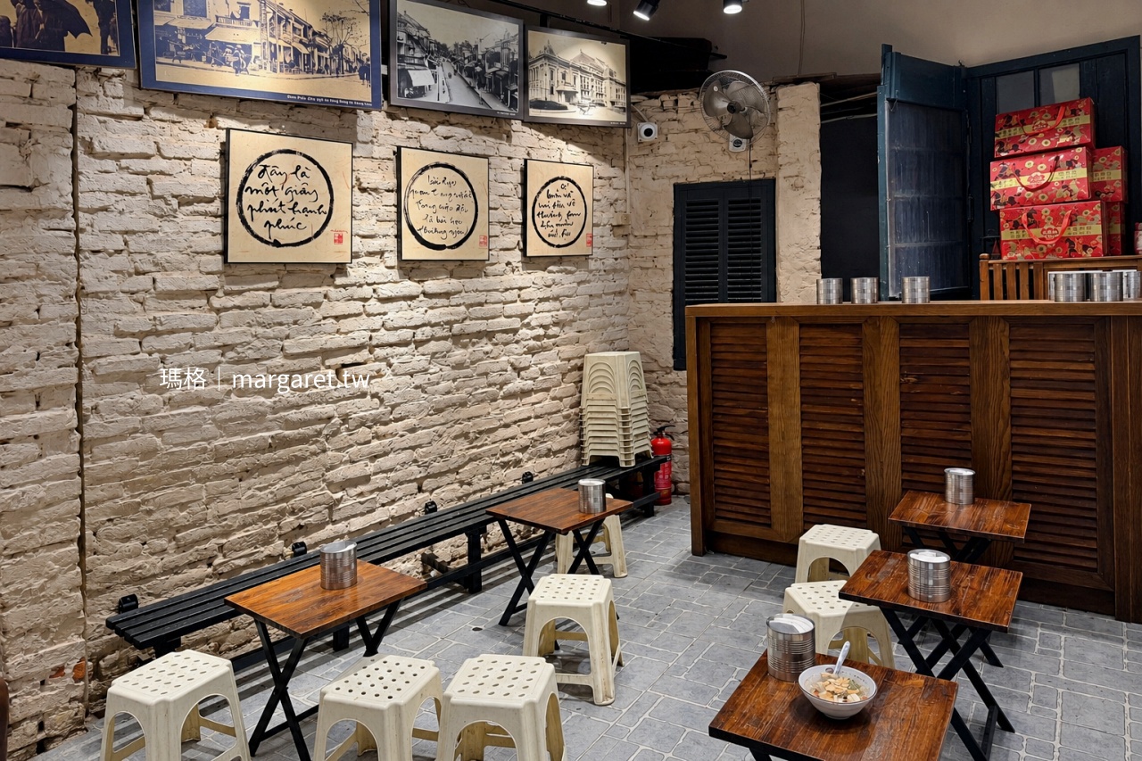 河內 Chè 4 Mùa Hàng Cân 店內木桌矮凳與老城裝飾