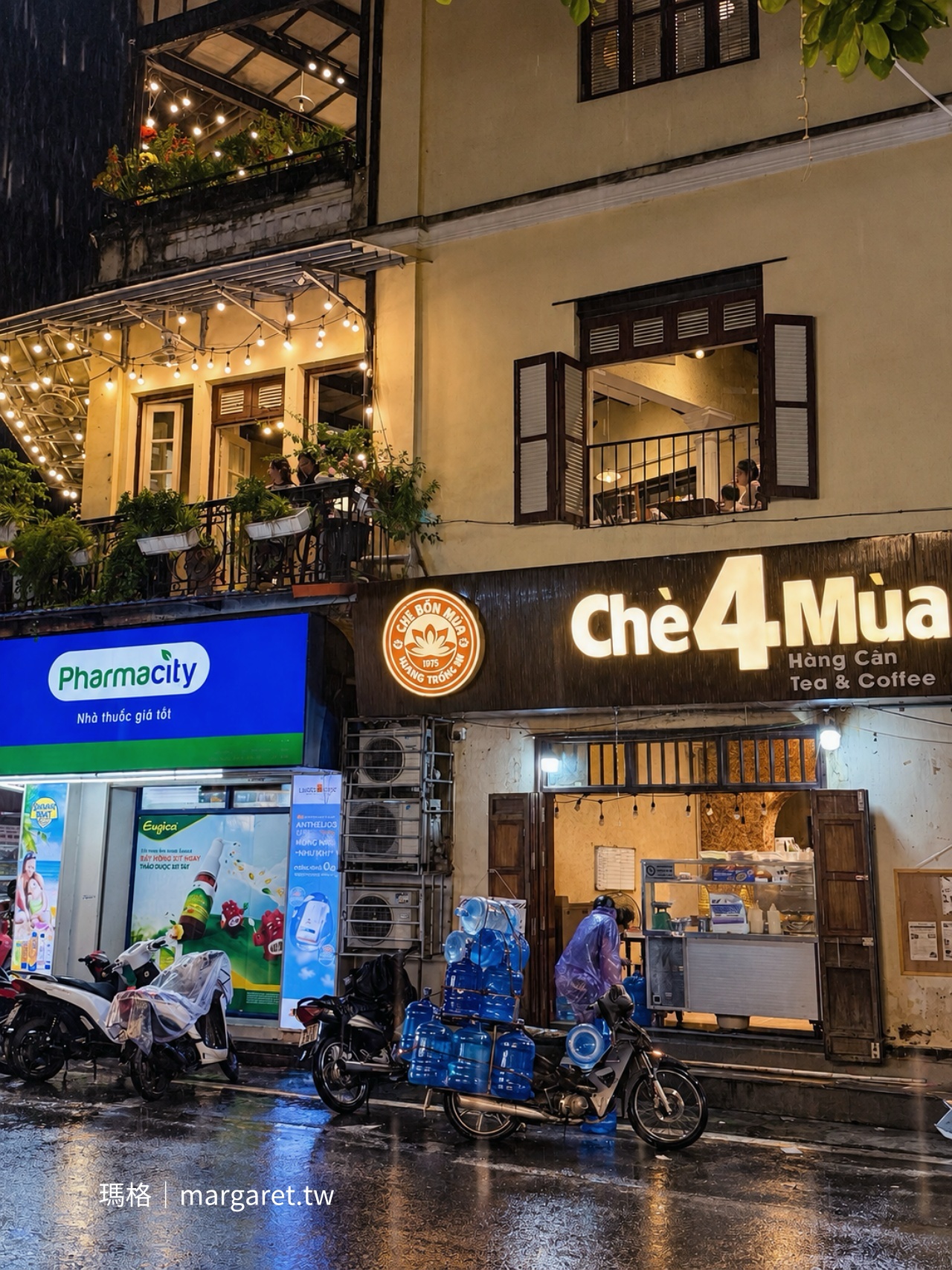 河內 Chè 4 Mùa Hàng Cân 對街店面與樓上座位