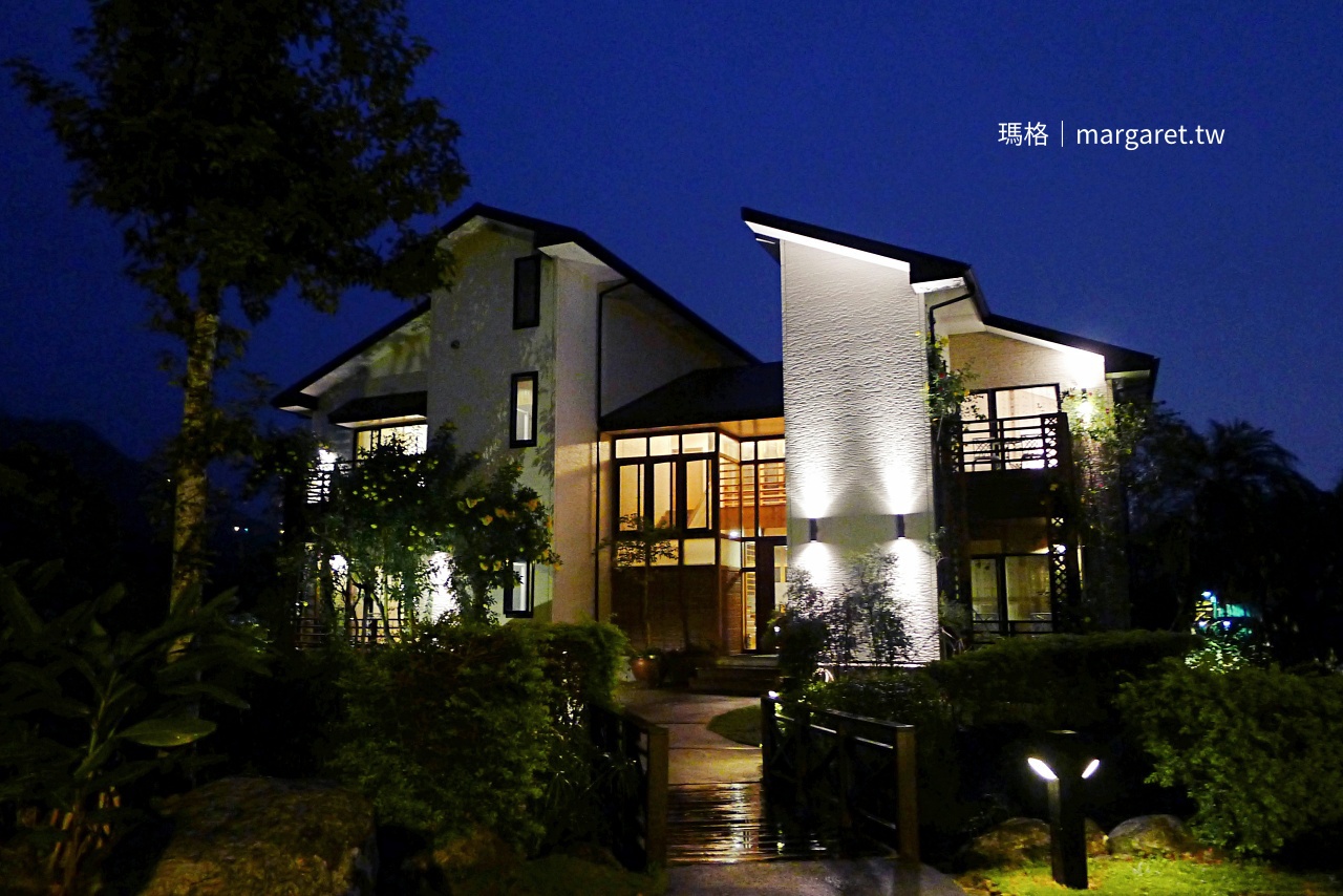 花蓮吉安金澤居民宿 傍晚夜藍天色 和洋風建築燈光暖意