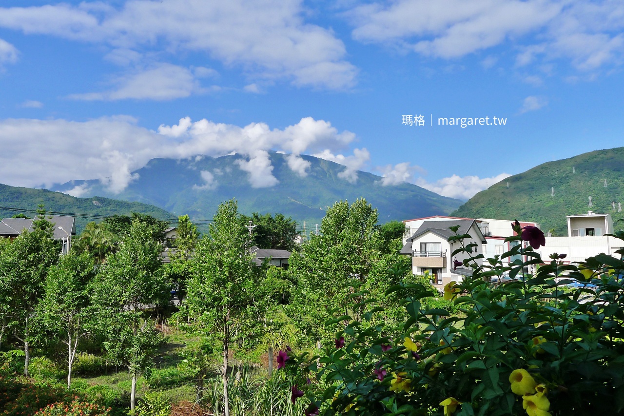 金澤居民宿小陽台 朝露掛在木欄杆上 花蓮清晨山景雲朵變換