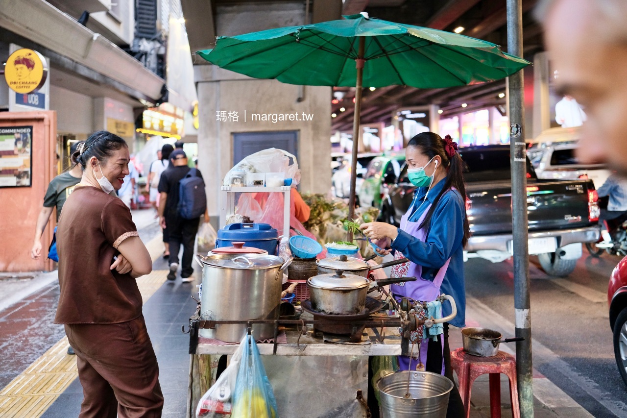 Tat大叔炸雞。Phrom Phong澎蓬站街頭小吃｜曼谷市路邊攤美食大冒險