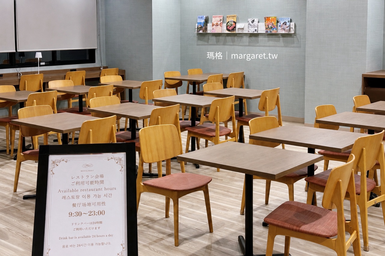 高松 KOKO HOTEL 一樓採光明亮的餐廳與飲料吧空間
