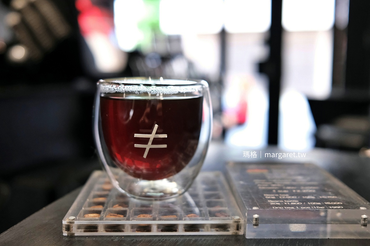 NOTEQUAL COFFEE 印有不等號 logo 的雙層玻璃杯與手沖黑咖啡