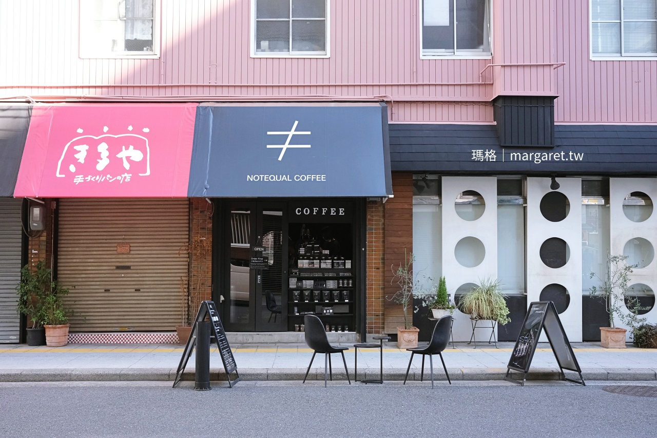 大阪 NOTEQUAL COFFEE 全黑極簡店面外觀與不等號招牌 大阪本町咖啡館