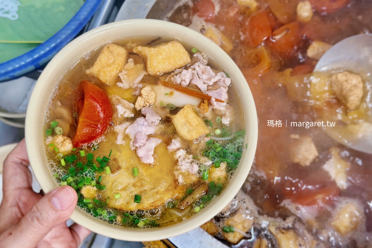瑪格走訪越南河內老城區 Hàng Bạc 街,品嚐在地超高評價的 Bún Riêu 蟹肉番茄米線。一碗 5.5 萬越南盾飽嚐現涮豬肉、炸肉餅、越南扎肉與濃郁蟹膏,搭配吸汁油條與特有香蕉花生菜盤,感受老城區溫馨的街頭日常與飲食文化。