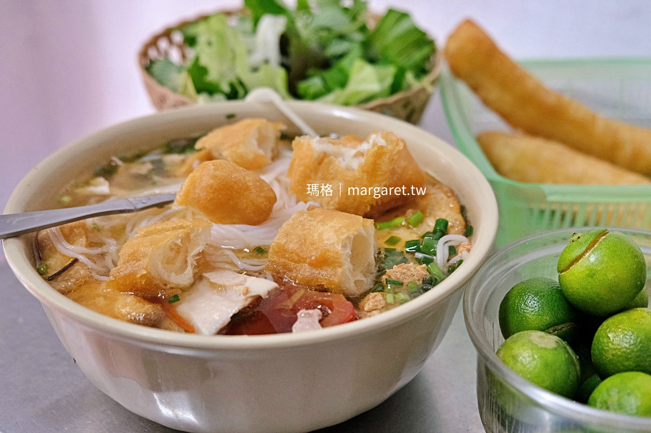 河內蟹肉番茄米線加入切塊炸油條，搭配番茄、炸豆腐與肉類配料