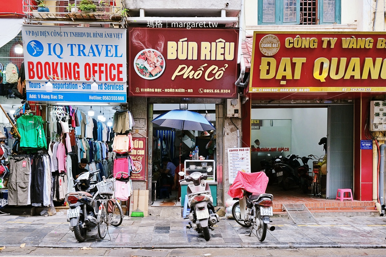 河內老城區 Bún Riêu - Hàng Bạc 米線店外觀，門口紅色招牌寫著 Bún Riêu Phố Cổ，位於 Hàng Bạc 街 11 號