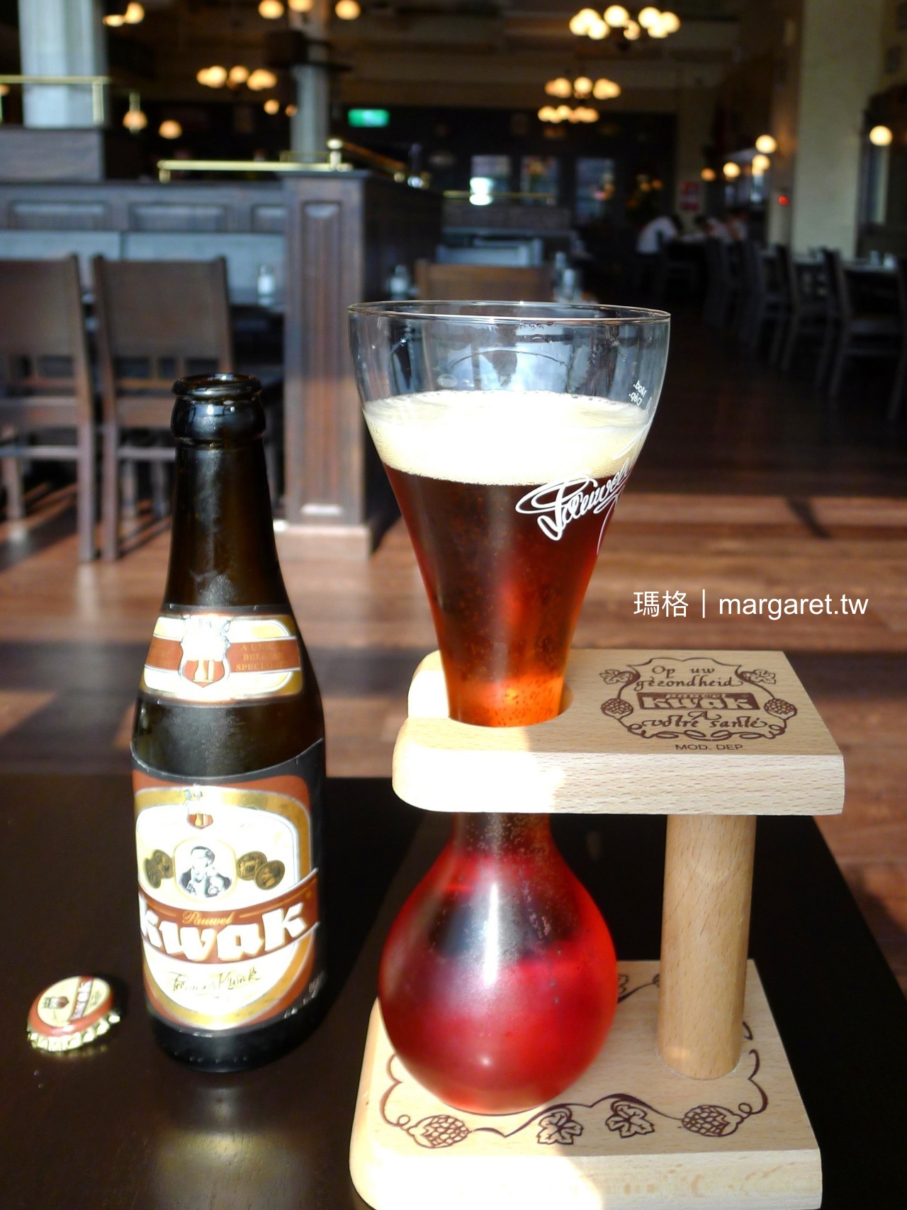 比利時Kwak夸克啤酒。為馬伕設計的專屬酒杯｜沉醉琥珀色的微醺