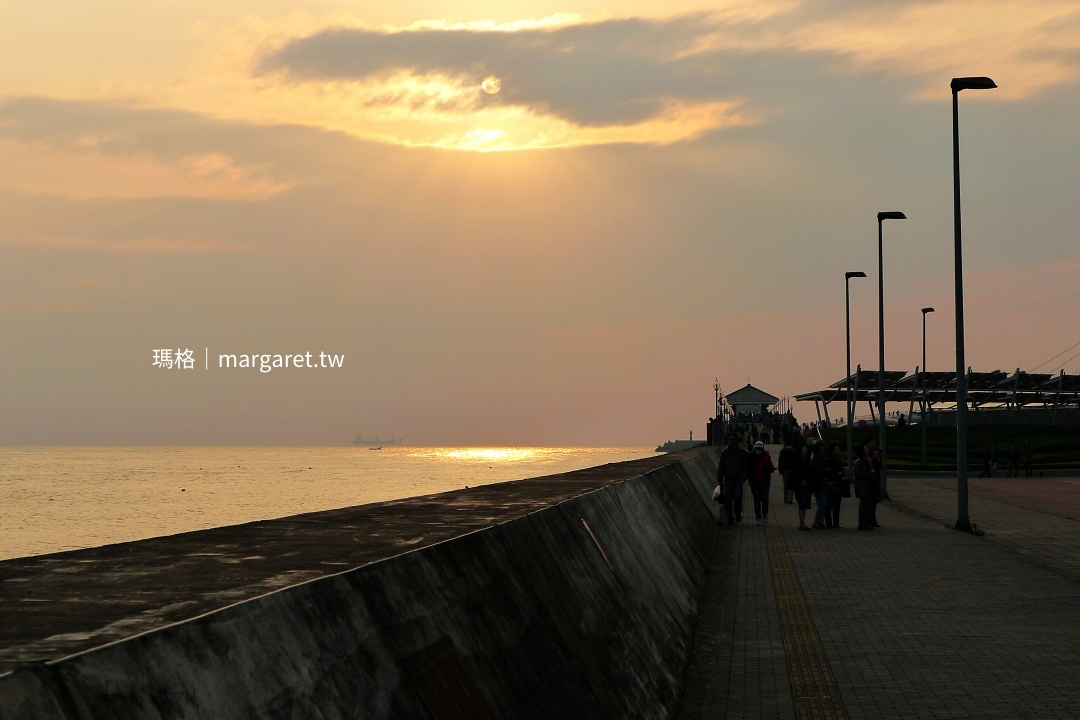 淡水漁人碼頭海面上的夕照金光。