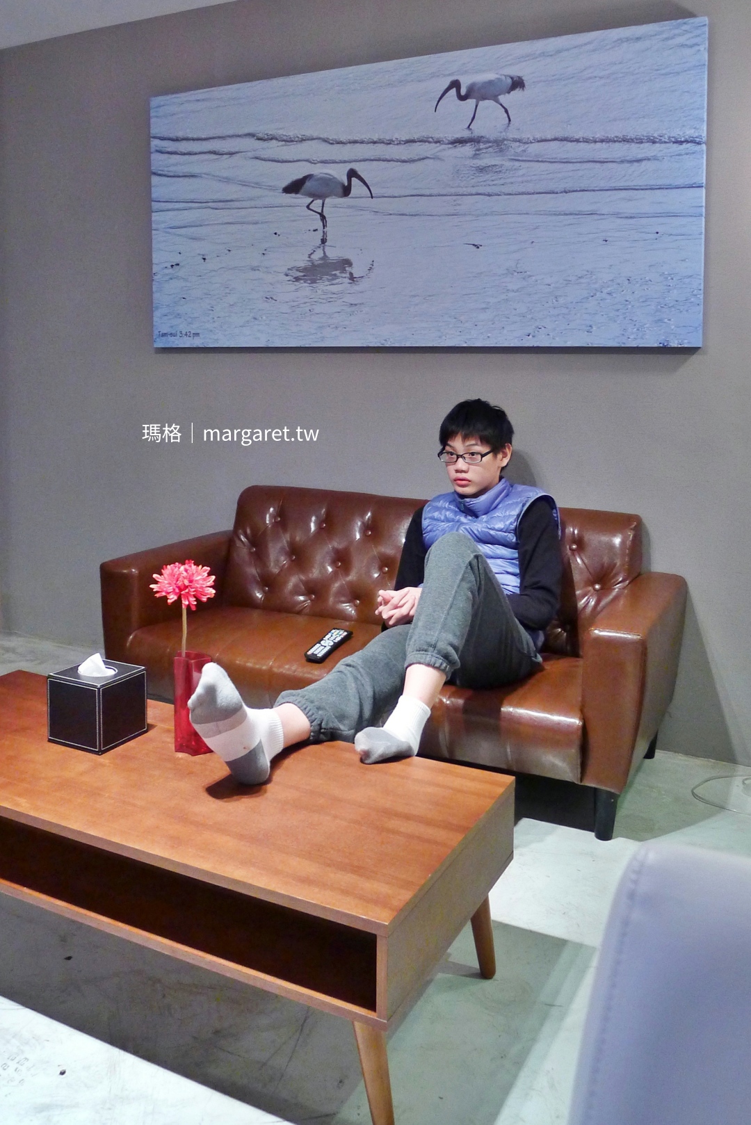 承億文旅淡水吹風房間設計，使用淡水在地黑白照片裝飾。