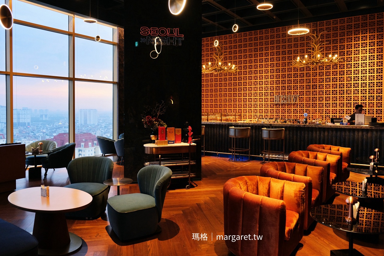 河內Bar Hedonist 吧台調酒師工作畫面