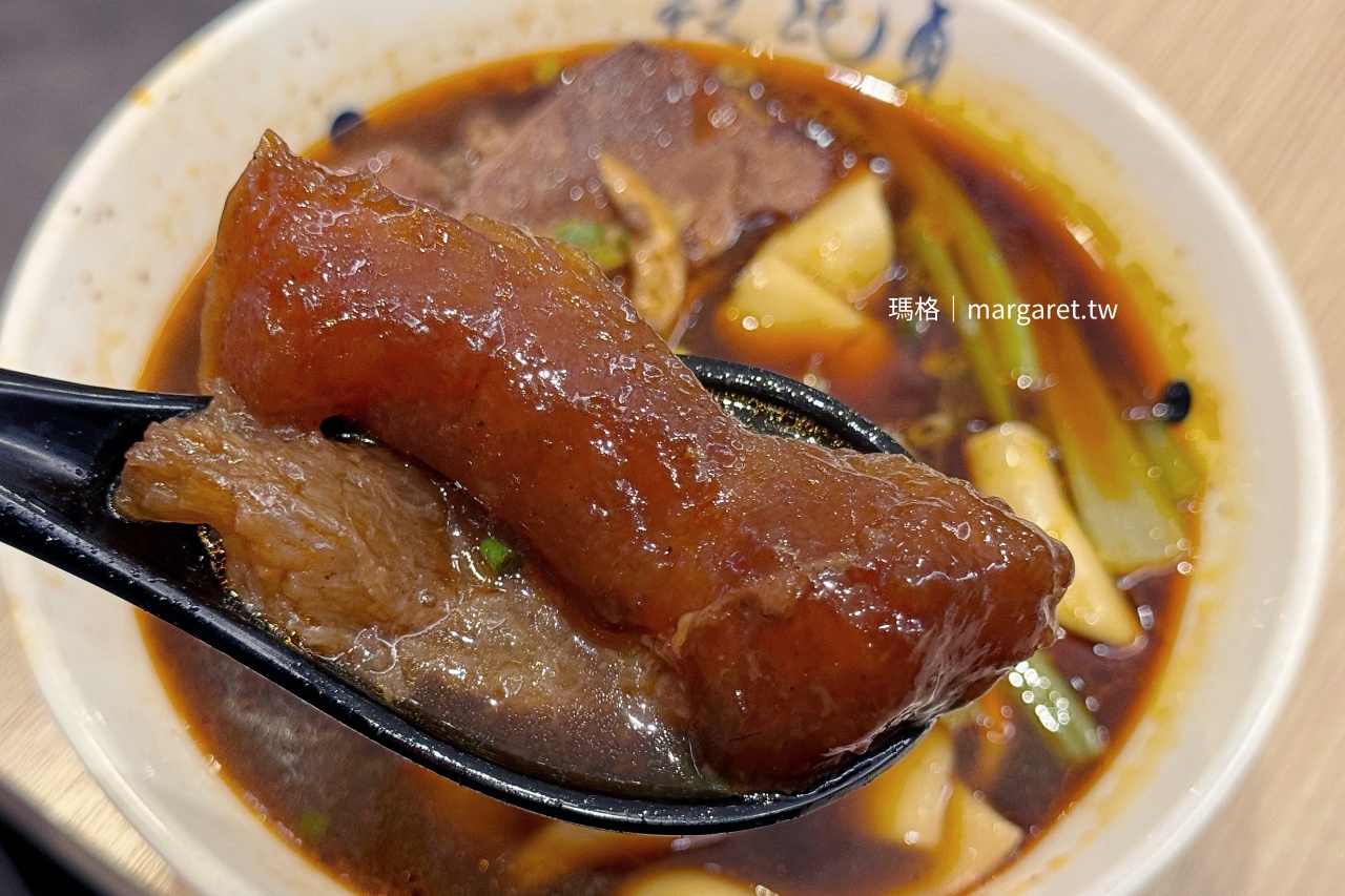 段純貞紅燒半筋半肉牛肉麵，湯頭濃郁、大塊牛筋軟嫩。