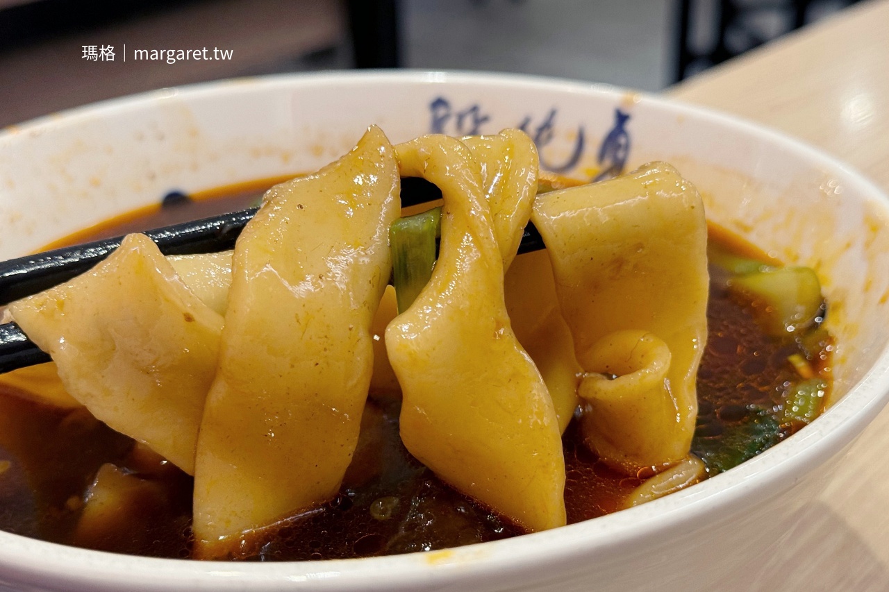 段純貞牛肉麵手工寬麵特寫，川味紅燒湯頭色澤深厚。