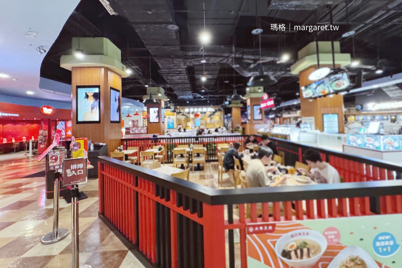 信義威秀影城二樓美食街整體環境與用餐空間。