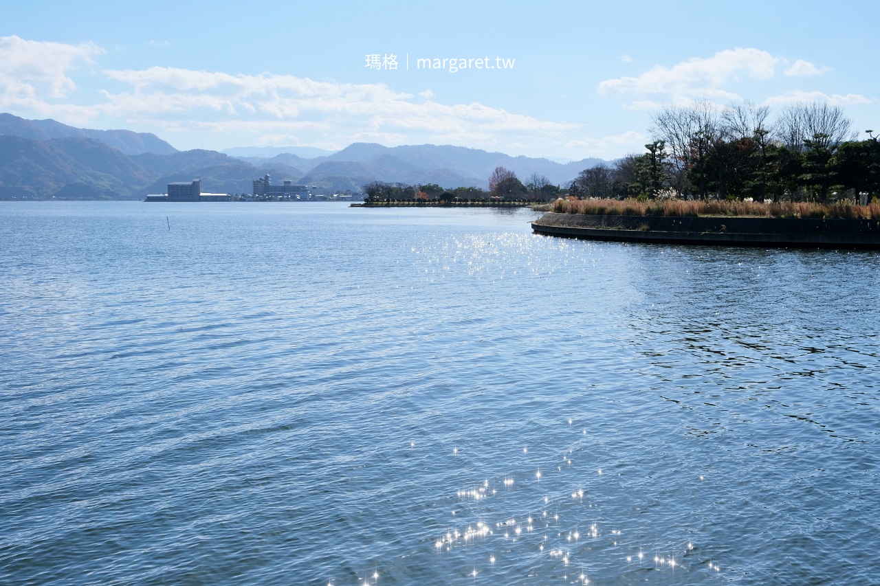 鳥取湯梨濱町東鄉湖，山陰八景之一，湖面波光粼粼映襯天空與遠山。