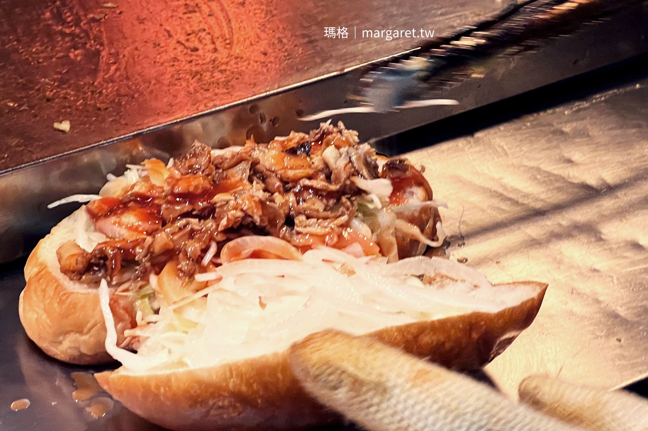 品盈沙威瑪15種肉品口味與2種麵包選擇的菜單，可依喜好加料調整。