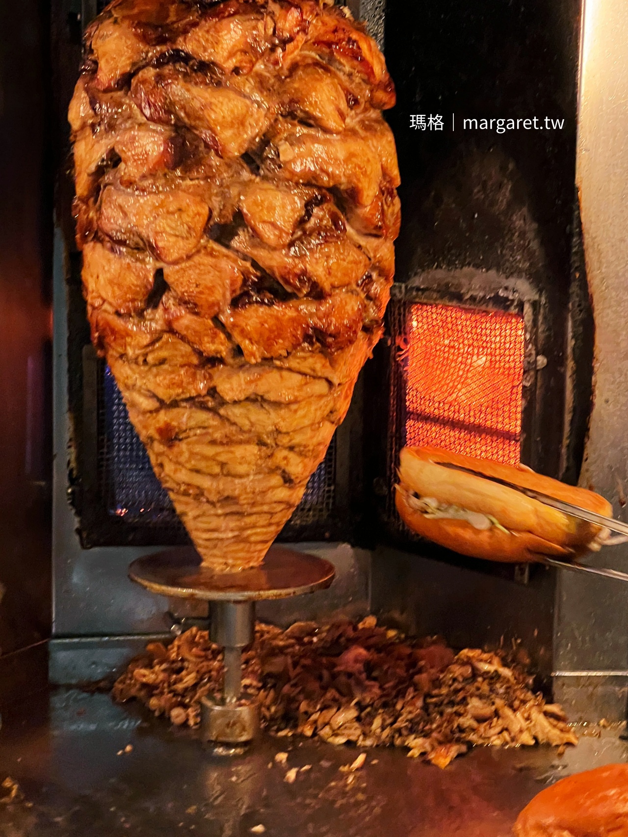 品盈沙威瑪將夾好肉料的沙威瑪送入烤爐略烤逼香，美味升級的關鍵步驟。