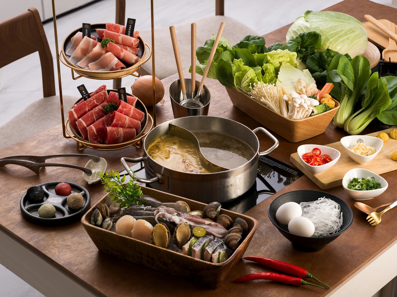 墾丁風華酒店「老丸家風火鍋」海陸套餐示意圖。