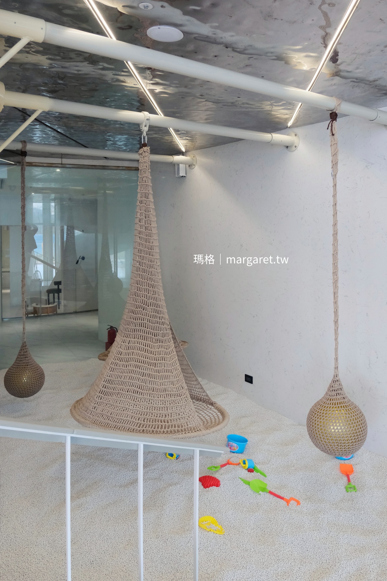 墾丁親子飯店沙坑遊樂區，風華酒店兒童設施，海景泳池旁。