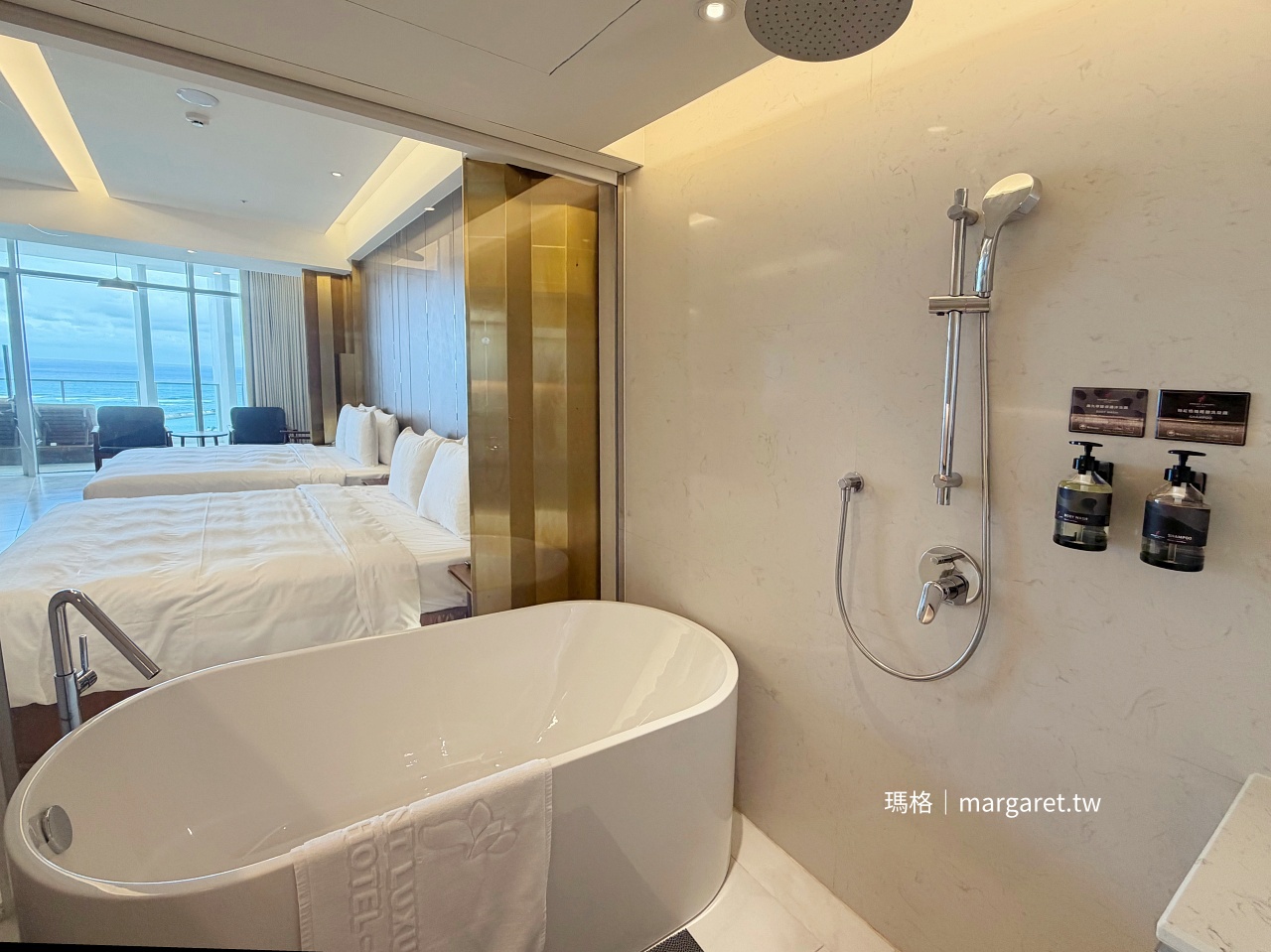 海景房浴室空間，獨立浴缸配海景，寬敞明亮衛浴設計。
