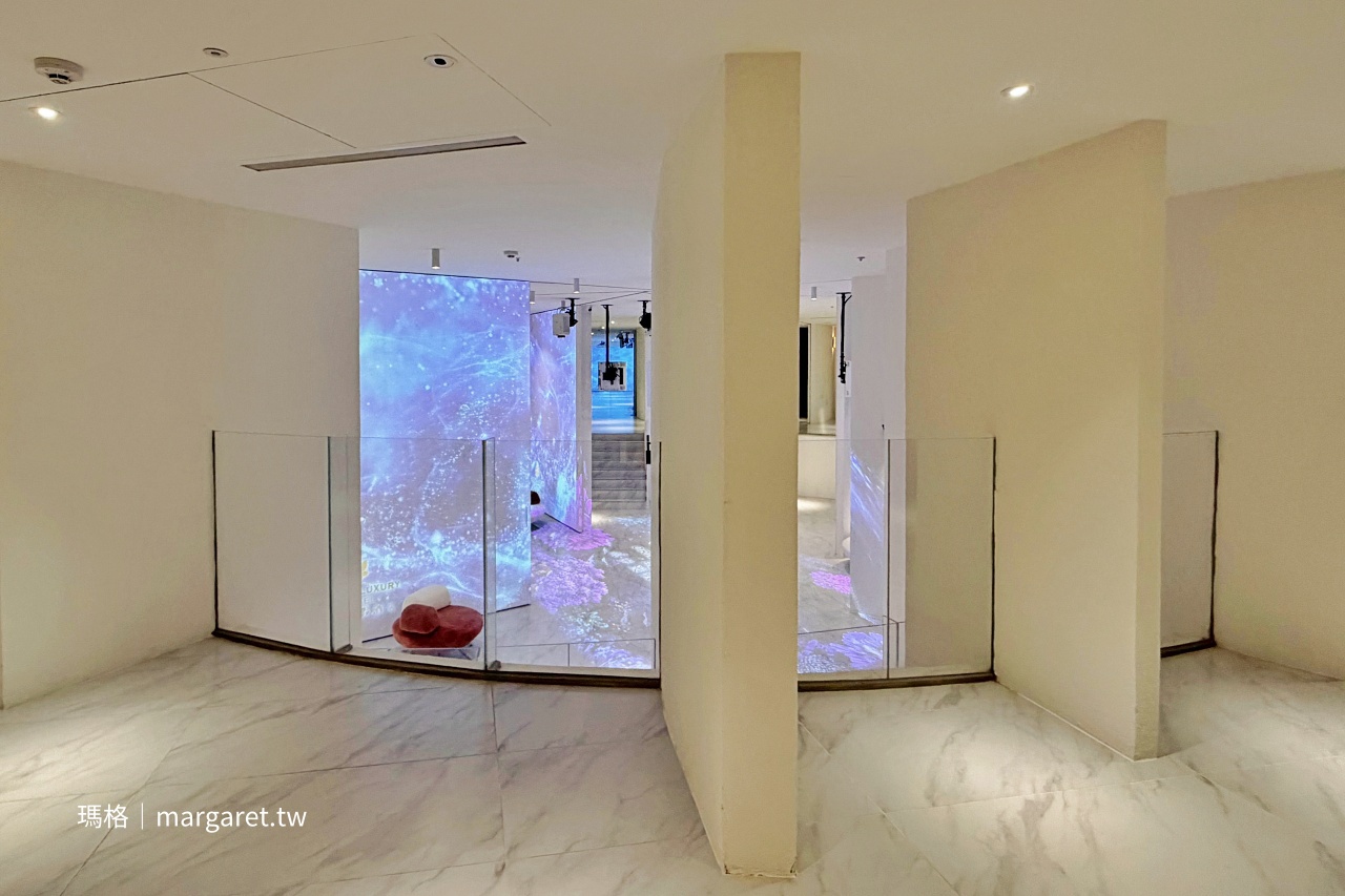 墾丁飯店室內圓環空間，沉浸式海洋投影，科技藝術結合。