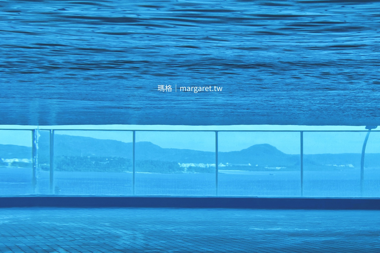 墾丁風華酒店無邊際泳池，穿透望見對面鵝鑾鼻半島的南灣。