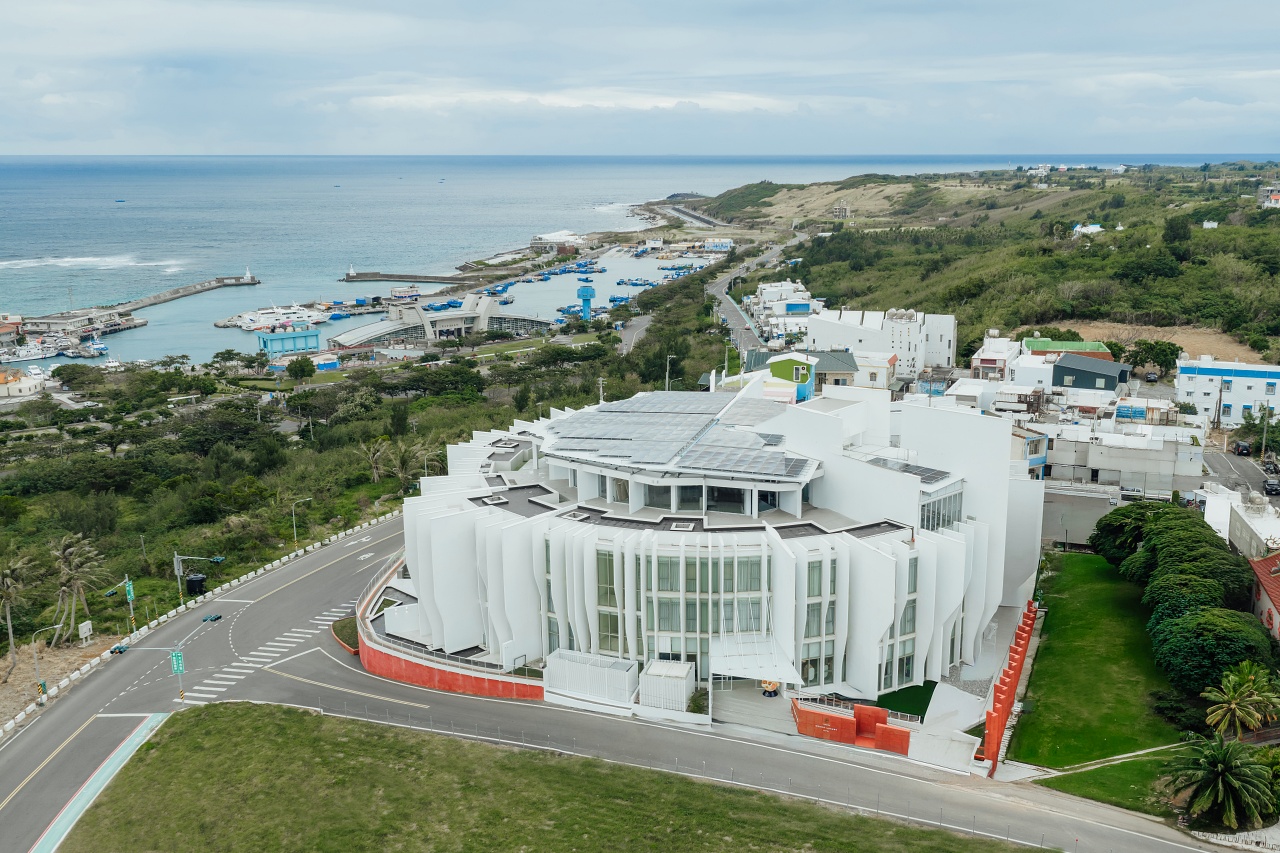 墾丁風華酒店空拍圖，後壁湖海岸線地標，圓形建築設計。